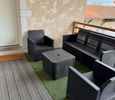 Les Echets Apartment | Nid paisible avec un coin terrasse