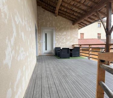 Les Echets Apartment | Nid paisible avec un coin terrasse