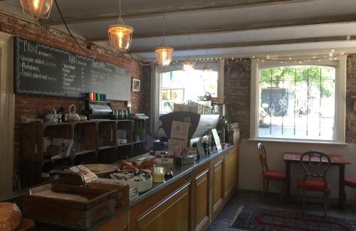 Oude Pijp Bed & Breakfast | Nine-T-Teen Bed and Boutique