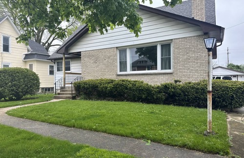 DeKalb House | NIU Coporate and Business Travel Long Term Stays Welcome! 4 BD 3 BA