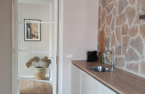 Bodegraven Apartment | nMediterranean Apartment with Hot Tub & Home Cinema – Across from the Station