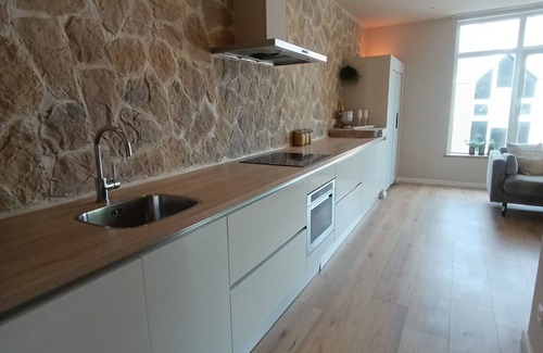 Bodegraven Apartment | nMediterranean Apartment with Hot Tub & Home Cinema – Across from the Station