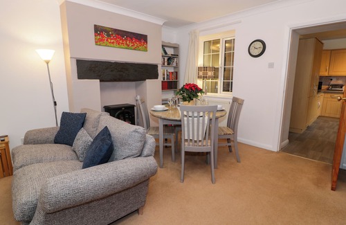 Betws-Y-Coed Cottage | NO 1 RAILWAY COTTAGES, family friendly, with a garden in Betws-Y-Coed