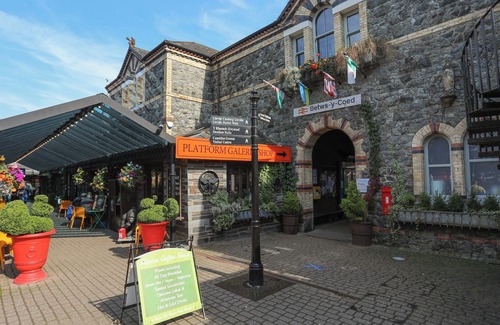 Betws-Y-Coed Cottage | NO 1 RAILWAY COTTAGES, family friendly, with a garden in Betws-Y-Coed
