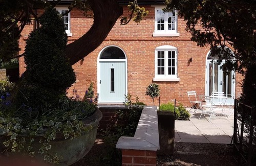 Breedon on the Hill Cottage | No.3 Meynell Mews king/twin room
