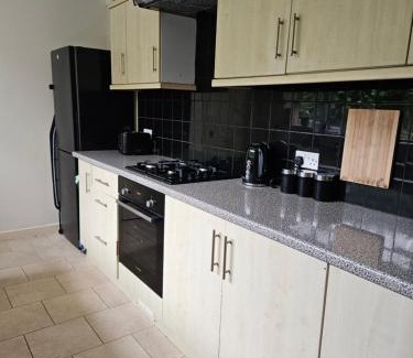 Roath House | No 34 - Cardiff City location - free parking- sleeps 6