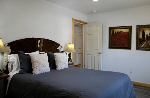 Hulett Apartment | No cleaning or pet fees-Cozy apartment in town