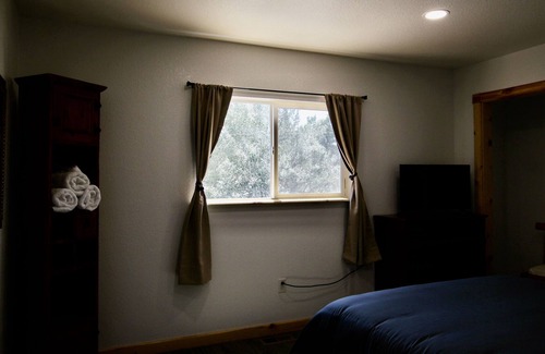 Hulett Apartment | No cleaning or pet fees-Cozy apartment in town
