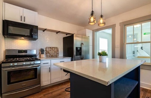 University Heights House | Nob Hill/UNM Luxury Remodeled House w/King Beds