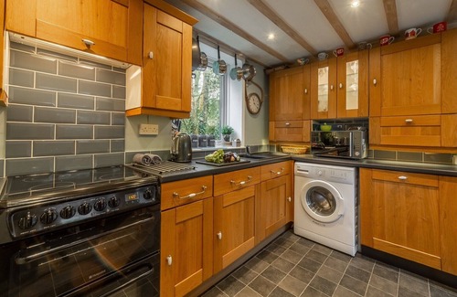 Geldeston House | Norfolk Broads Comfy Cottage. 500 yds River. Suffolk Broadland Village/Beach Hut