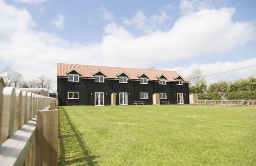 East Dereham Apartment | Norfolk country retreat for two with Pool, Sauna, Gym and Tennis Courts!