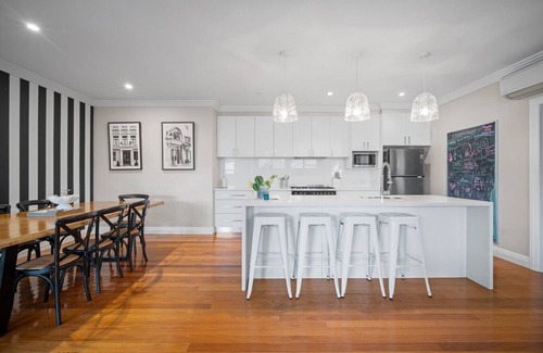 Turvey Park House | Norman's Rest - modern 5-bedroom home in Wagga