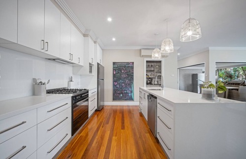 Turvey Park House | Norman's Rest - modern 5-bedroom home in Wagga