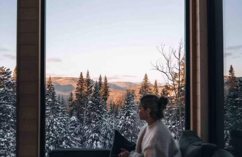 Lac Beauport House | NØRR - King Beds, Spa and Mountain Views