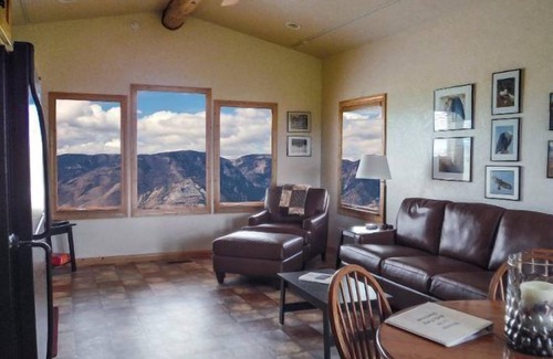 Clark House | North 40 Cabin, located on a working cattle ranch, with panoramic mountain views!