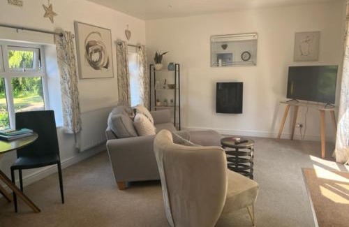 Macclesfield House | North Cottage Marlfields Hall, Stunning Location