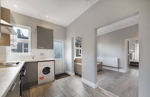 St. Helen's Apartment | North Kensington Westfield 3 bedroom New DeluxAprt