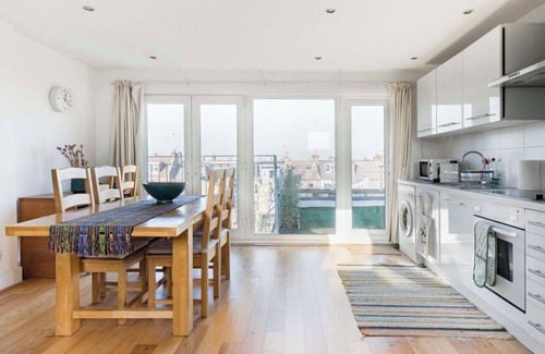 East Finchley House | North London Fabulous Loft Apartment + Roof Terrace 5 mins Underground station