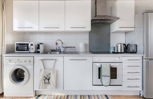 East Finchley House | North London Fabulous Loft Apartment + Roof Terrace 5 mins Underground station