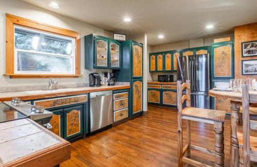 Kingswood Estates House | North Shore - Pinetree Paradise