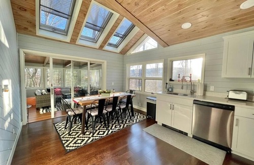 Sparrow Bush House | North Star Ranch in the Woods. Secluded, fast wifi, hot tub & many amenities.