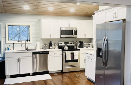 Sparrow Bush House | North Star Ranch in the Woods. Secluded, fast wifi, hot tub & many amenities.