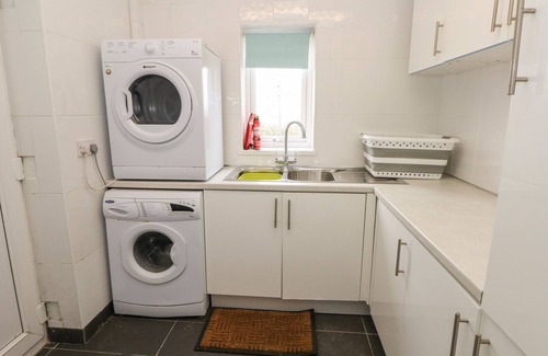Angle Cottage | NORTH STUDDOCK COTTAGE, pet friendly, with open fire in Pembroke