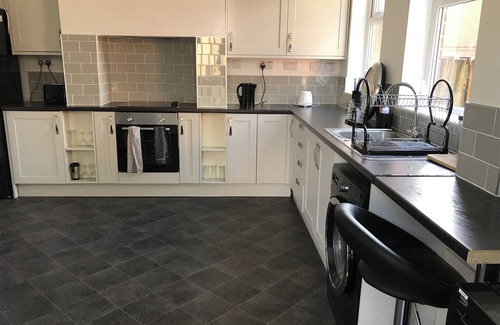Newark upon Trent House | Nottingham Spacious Modern Home with Netflix & massive garden