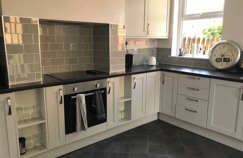 Newark upon Trent House | Nottingham Spacious Modern Home with Netflix & massive garden
