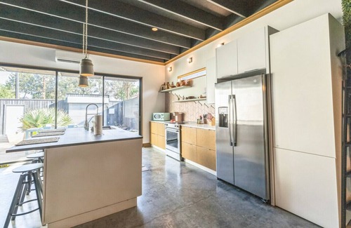 Garden Oaks House | Nouveau Bungalow | Sleeps 4