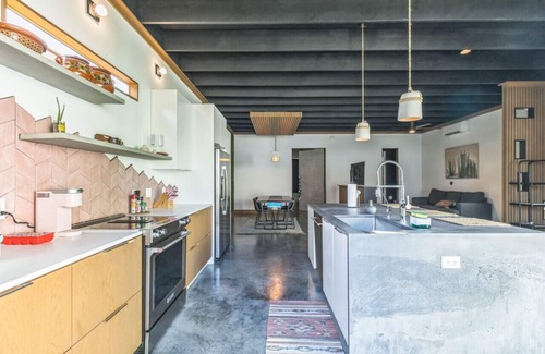 Garden Oaks House | Nouveau Bungalow | Sleeps 4