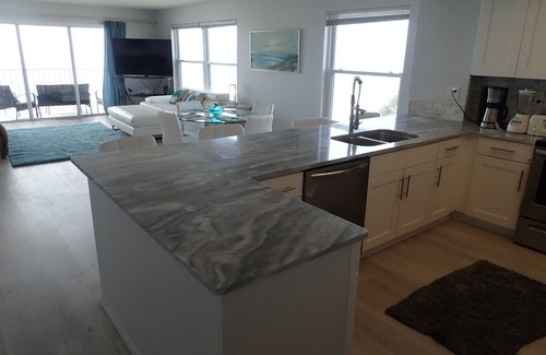 Redington Shores Condo | Nov/Dec dates Avail! BEACHFRONT CORNER 2/2 w/Jacuzzi and Electric FP!