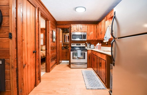 Mineral Bluff Cabin | NOW W/Central A/C! 1 BR+Loft 1 BA-HOT TUB, Fire pit, grill +mins to Blue Ridge!