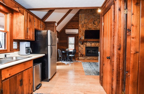 Mineral Bluff Cabin | NOW W/Central A/C! 1 BR+Loft 1 BA-HOT TUB, Fire pit, grill +mins to Blue Ridge!