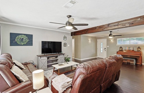North Richland Hills House | NRH Family Game Night! Sleeps 6! Garage parking!