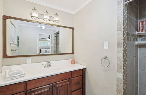 North Richland Hills House | NRH Family Game Night! Sleeps 6! Garage parking!