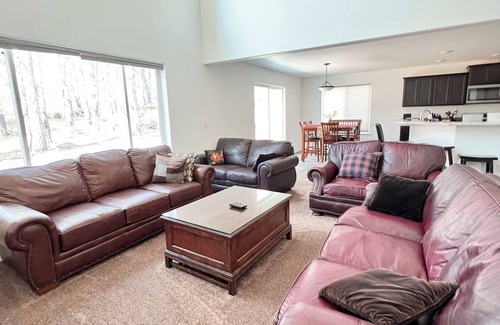 Deschutes River Woods House | nSpacious 7 bedroom, 4.5 bathroom, 5-7 minutes to downtown