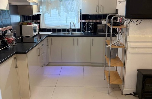 Abbey Wood House | ntJ&J Contractors or family staysn4-Bedroom Serviced accommodation
