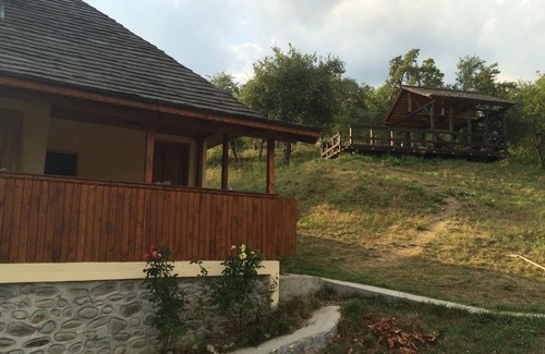Oestii Paminteni House | Nucsoara Vacation House overlooking the Doamnei-Valley with large garden