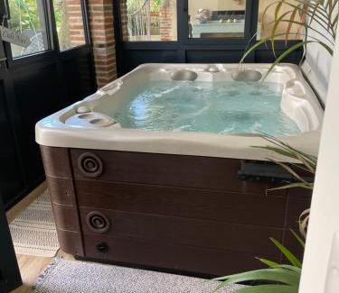Noe Villa | Nuit romantique avec jacuzzi privé !