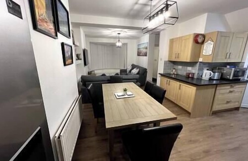 Newcastle-upon-Tyne House | Numero Venti Aparthouse*wi fi* parking* Hot Tub
