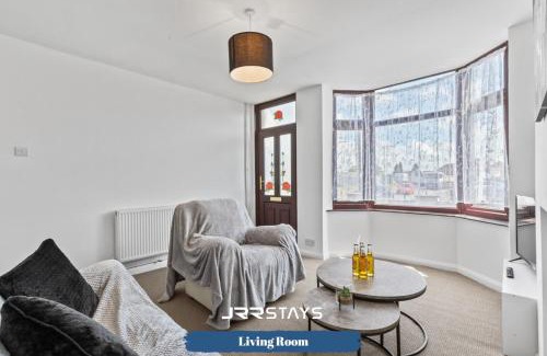 Nuneaton House | Nuneaton - Ideal 3 Bedroom, Wi-fi Parking, Sleeps 6 - JRR Stays