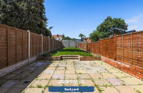 Nuneaton House | Nuneaton - Ideal 3 Bedroom, Wi-fi Parking, Sleeps 6 - JRR Stays
