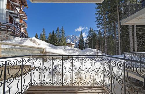 Campo Carlo Magno Apartment | Nuovo Appartamento Super Vista a Campiglio Parking Privato