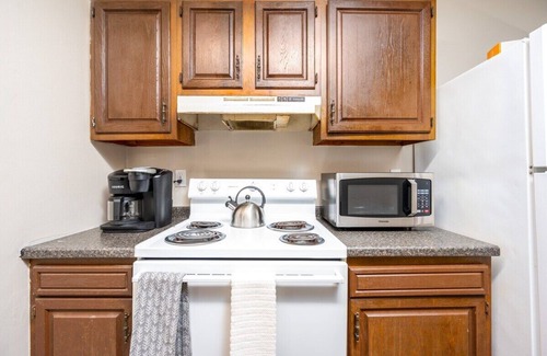 Pineville Apartment | Nurse Ready Wifi Smart TV Kitchen Pets W/D