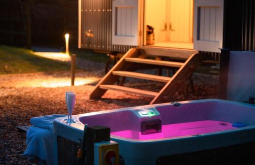 Raymonds Hill House | Nutkins Luxury Shepherd Hut with hot tub close to Lyme Regis
