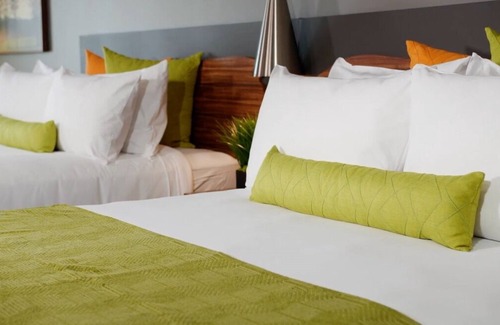 Circleville Resort | NY’s Largest Indoor Waterpark awaits! Generous Accommodation w/Patio! Pools!