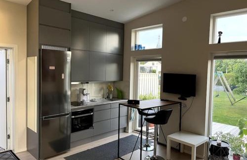 Kullavik Apartment | Nybyggt gästhus nära havet och Göteborg