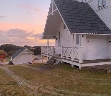 Flakstad House | Nydelig landsted på vakre Nesland i Lofoten