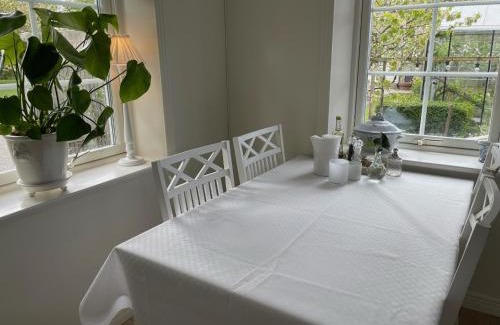 Nyhamnslage House | Nyhamnsläge med sundsutsikt och nära till strand.